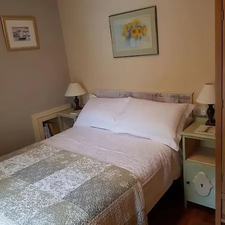 Comfy In A Beautiful Part Of Town Dingle