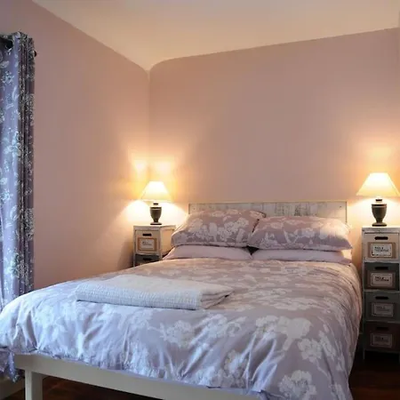 Comfy In A Beautiful Part Of Town Dingle