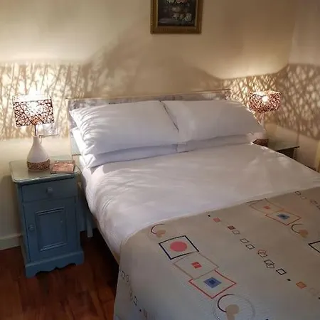 Comfy In A Beautiful Part Of Town Dingle
